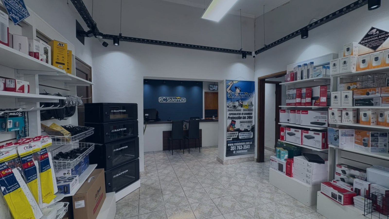 Salón de ventas de RC Sistemas, con los equipos de seguridad en exhibición y el mostrador de atención al fondo