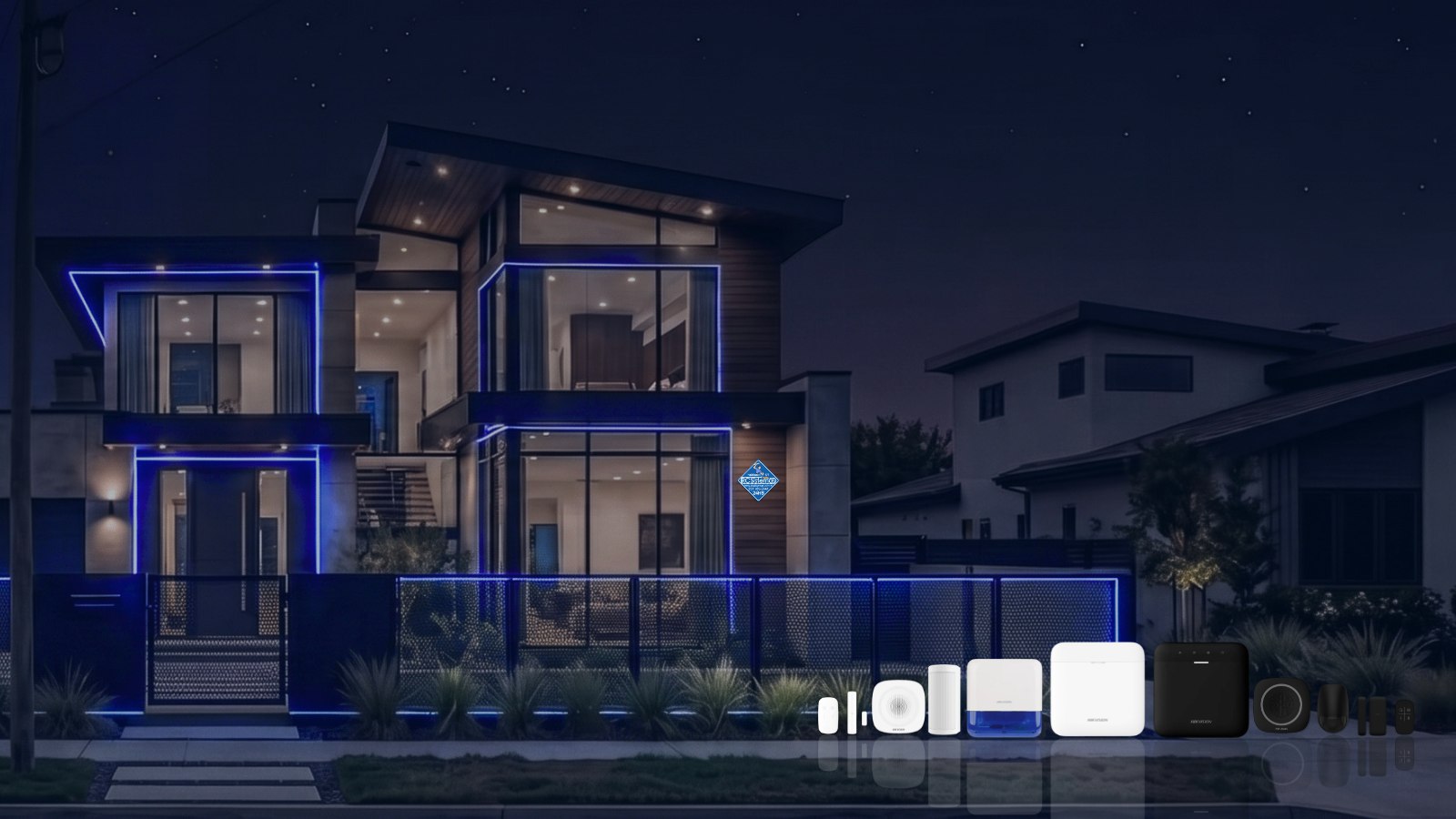 Vivienda con iluminación perimetral y los equipos de alarma Hikvision al anochecer